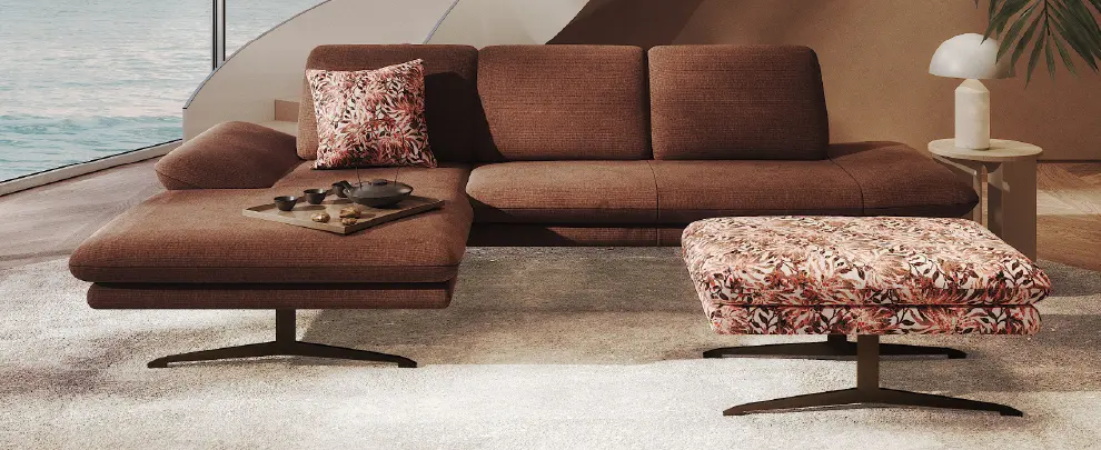 Blaugraues Sofa in modern eingerichtetem Wohnzimmer